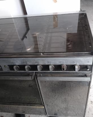cucina con forno elettrico e a gas