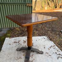 Tavoli solidi in legno massiccio e ferro lavorato