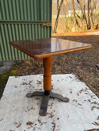 Tavoli solidi in legno massiccio e ferro lavorato