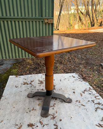 Tavoli solidi in legno massiccio e ferro lavorato