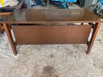 Scrivania in legno massiccio
