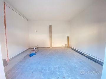 BOX AUTO Pressi Villa Comunale di Giugliano FL268