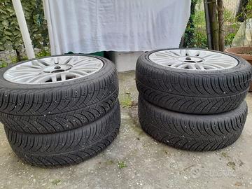 4 gomme con cerchi in lega