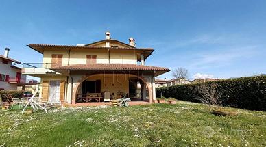 Casa indipendente di 450 m² con 4 locali e box aut