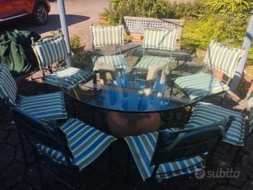 Tavolo in vetro con sedie in ferro battuto