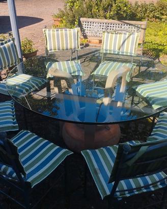 Tavolo in vetro con sedie in ferro battuto