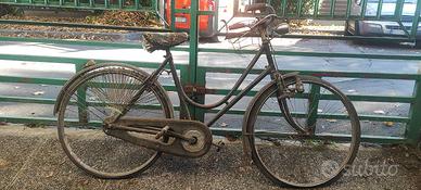Bicicletta d'epoca da donna con freni a bacchetta