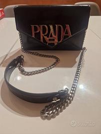 Borsa Prada in Pelle Nera con Logo ArgentoElegante
