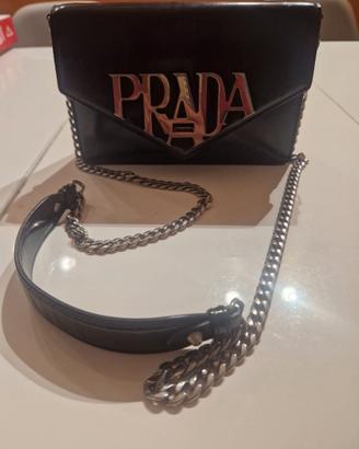 Borsa Prada in Pelle Nera con Logo ArgentoElegante