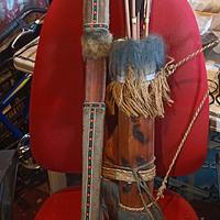 Volto di un indiano, arco con frecce e ascia 