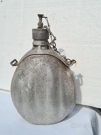 Vecchia borraccia in metallo
