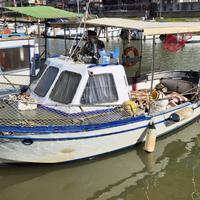 Barca da pesca con reti