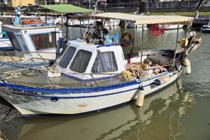 Barca da pesca con reti