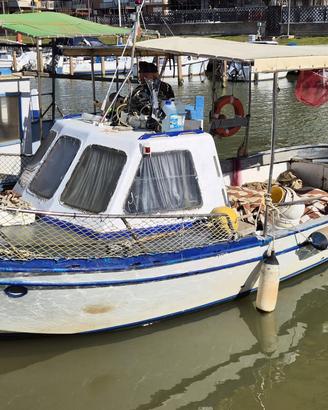 Barca da pesca con reti