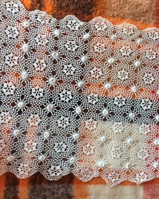 Biancheria assortita ricamata e all' uncinetto