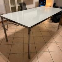 Tavolo in vetro e sedie in plastica