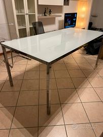 Tavolo in vetro e sedie in plastica