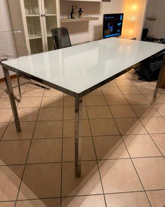 Tavolo in vetro e sedie in plastica