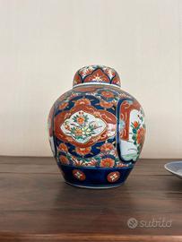 vaso in porcellana giapponese stile Imari.