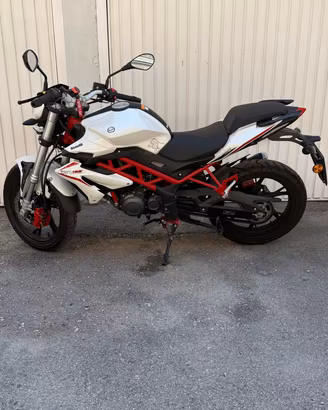 Moto Benelli BN125