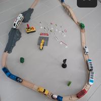 pista in legno con trenini