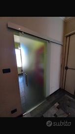 Porta scorrevole in vetro acidato con binario