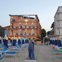 Hotel 3 stelle prima linea fronte mare