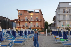Hotel 3 stelle prima linea fronte mare