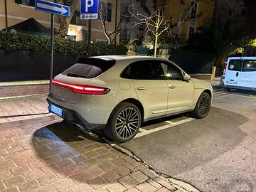 PORSCHE Macan - 2023