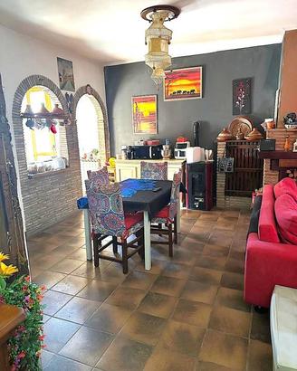 PORZIONE DI BIFAMILIARE IN PROSSIMITÀ DI TUTTI I S