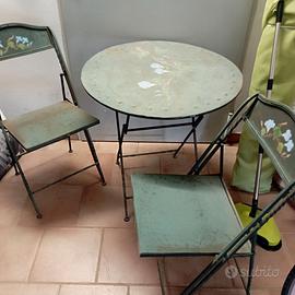 Tavolo in ferro+ 2 sede .Set giardino richiudibile