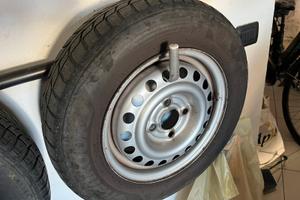 4 Cerchi con gomme invernali R13 155/80