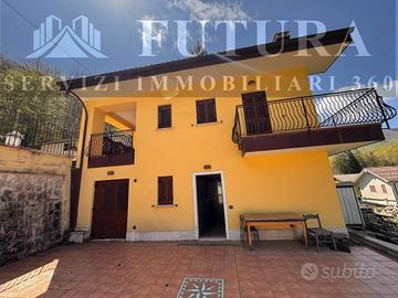 Casa indipendente di 250 m² con più di 5 locali a 