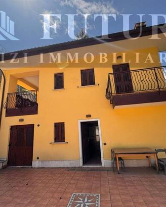 Casa indipendente di 250 m² con più di 5 locali a 