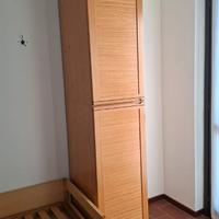 Mobile armadietto a colonna con aste appendiabiti