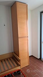 Mobile armadietto a colonna con aste appendiabiti