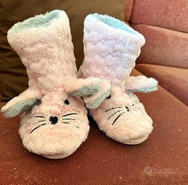 Pantofole a stivaletto a forma di coniglio rosa.