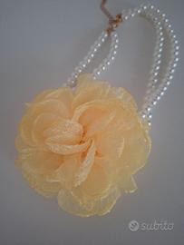 Collana di perle con grande fiore giallo