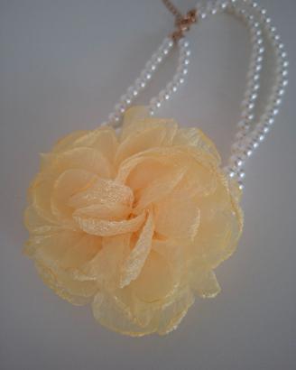 Collana di perle con grande fiore giallo