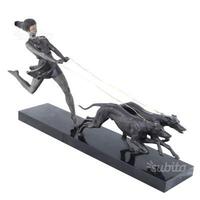 Scultura Ragazza con levrieri di Geo Maxim,1930