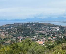 Terreno panoramico con due imponenti ruderi