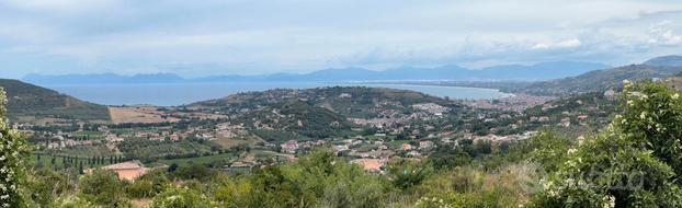 Terreno panoramico con due imponenti ruderi