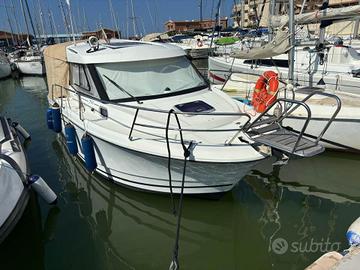 JEANNEAU MARRY FISCHER 755 un motore SUZUKI 200 cv