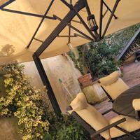 Ombrellone completo di tavolo e poltrone da estern