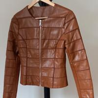 giacca in ecopelle marrone con cuciture traforate