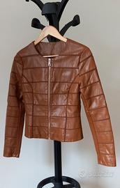 giacca in ecopelle marrone con cuciture traforate