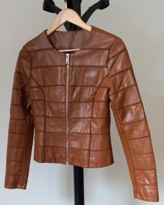 giacca in ecopelle marrone con cuciture traforate