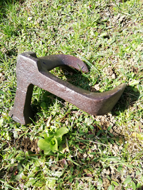 Vecchia incudine per stivali