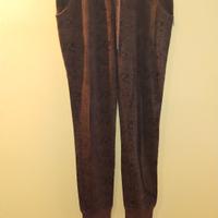 pantalone marrone con disegno