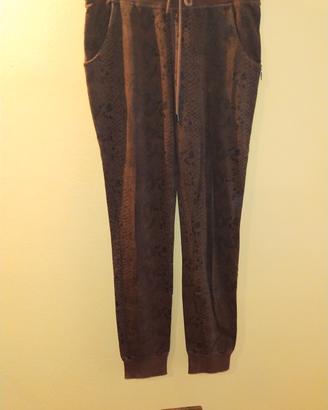 pantalone marrone con disegno